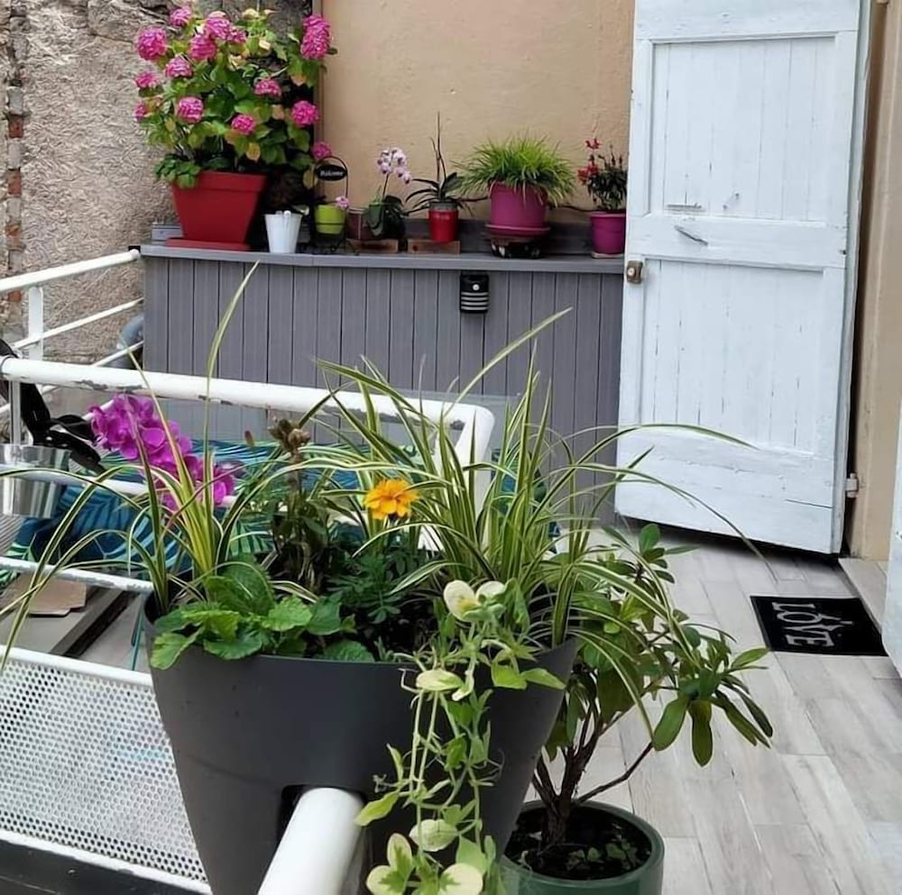 Classic Double Room Single Use, 1 Queen Bed, Private Bathroom photo 2