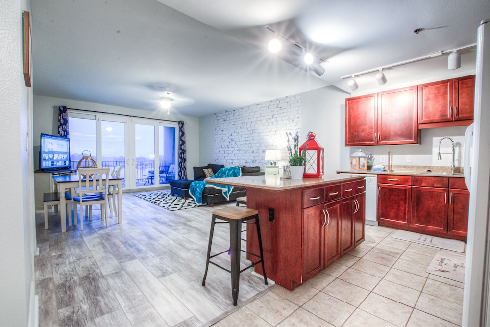 Condo, 3 Bedrooms, Balcony, Lake View (334)