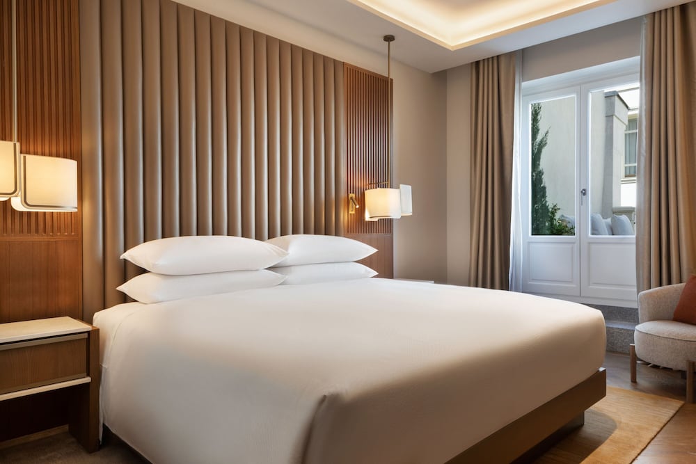 Deluxe Room, 1 King Bed, Non Smoking, City View (Terrace) thumbnail 6