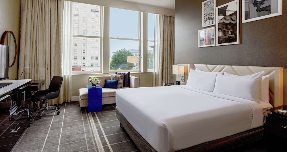 Standard Room, 1 King Bed, Accessible, Executive Level (Bathtub) - Photo 7