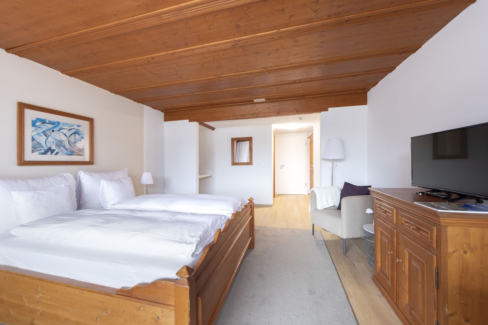 Deluxe Room, 1 Bedroom, Balcony, Mountain View photo 2