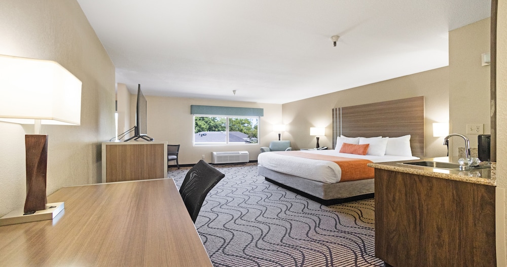 Standard Room, Multiple Beds, Non Smoking, Refrigerator & Microwave - Photo 3