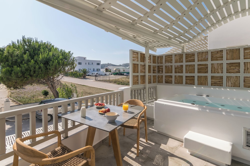Suite, 1 Double Bed, Balcony, Garden View photo 3