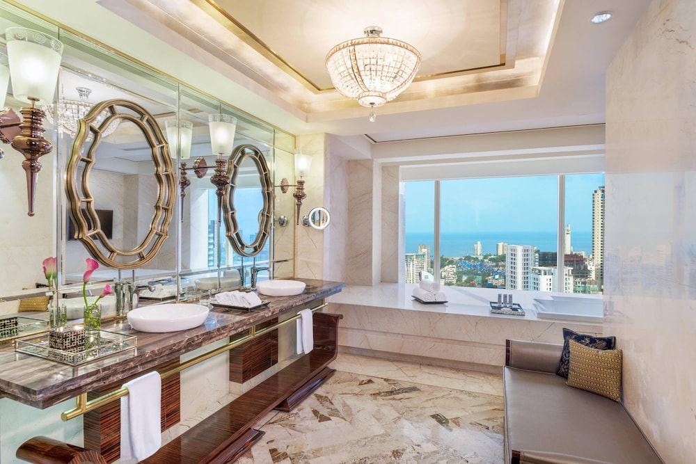 Suite, 1 King Bed thumbnail 5
