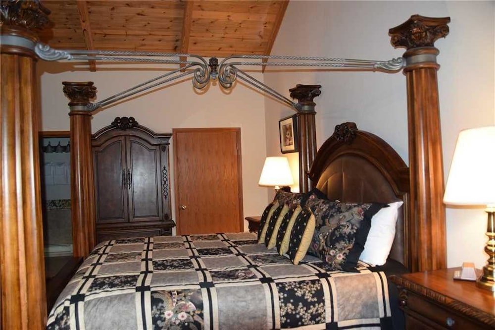 Classic Townhome, 2 Bedrooms, Fireplace photo 1