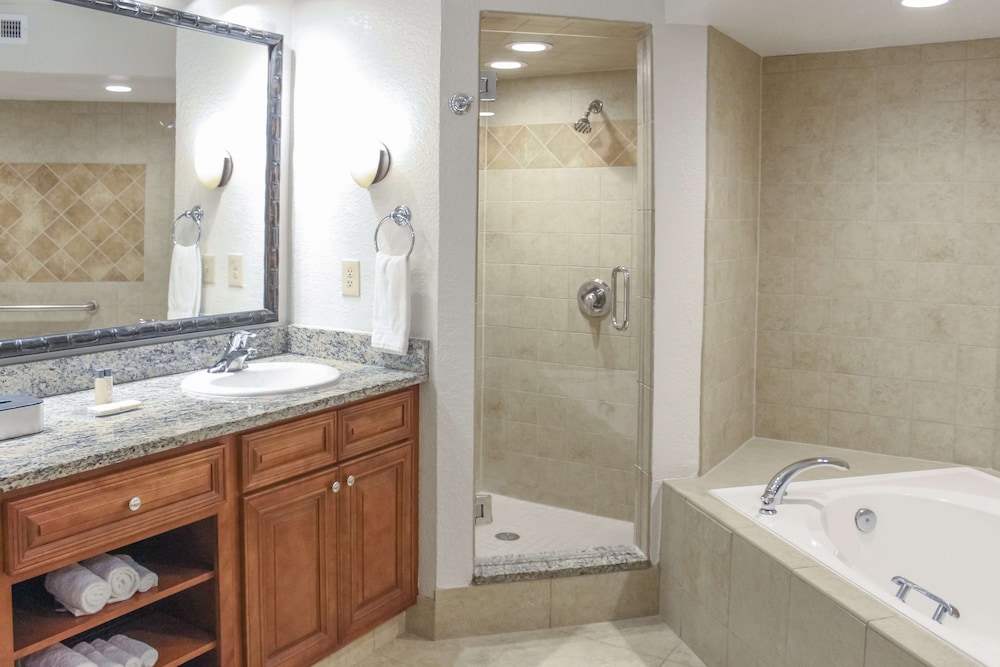 2 Bedroom 1 KG and 2 TWN Suite Hr Accessible - Photo 16