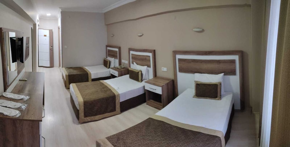 Economy Triple Room photo 1