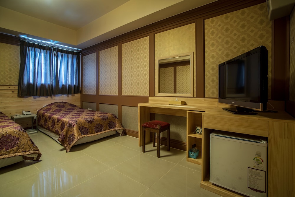 Standard Twin Room - Photo 4