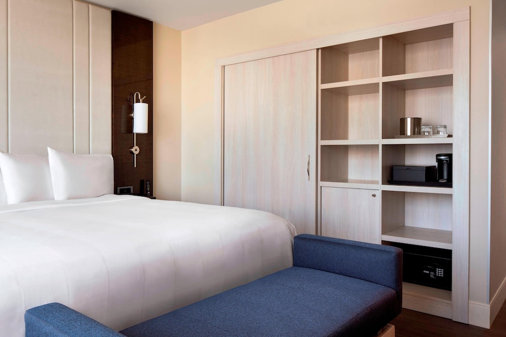 Club Room, 1 King Bed (Hearing Accessible) - Photo 3