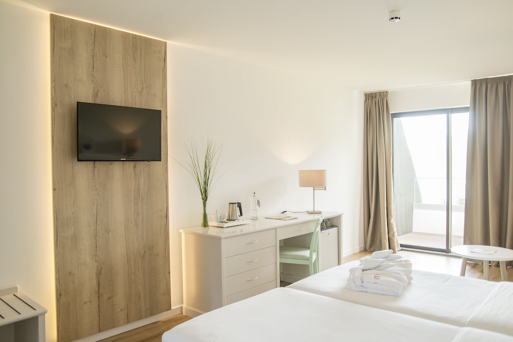 Basic Double or Twin Room - Photo 8