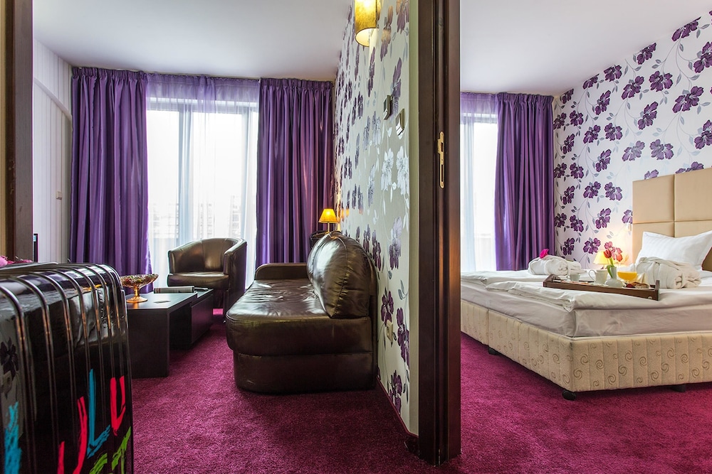 Suite, 1 King Bed, Non Smoking - Photo 3