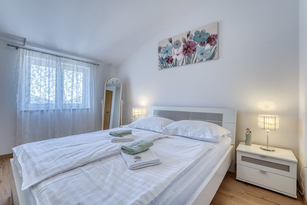 Family House, Multiple Bedrooms, Mountainside (Pool House Edita)