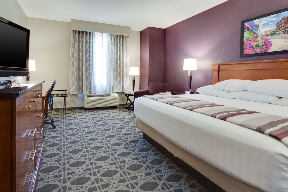 Deluxe Room, 1 King Bed, Refrigerator & Microwave (Upper Floor, Oversized)
