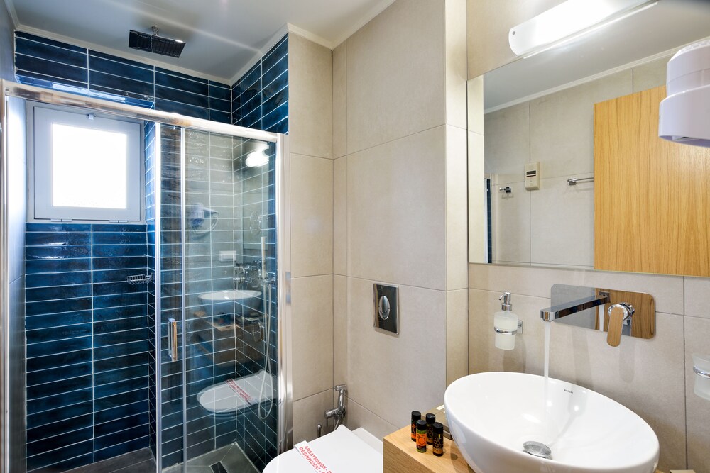 Two Bedroom Suite with Balcony - Photo 9