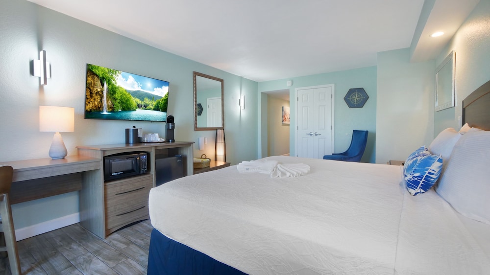 Room,1 King Bed, Oceanfront - Photo 3