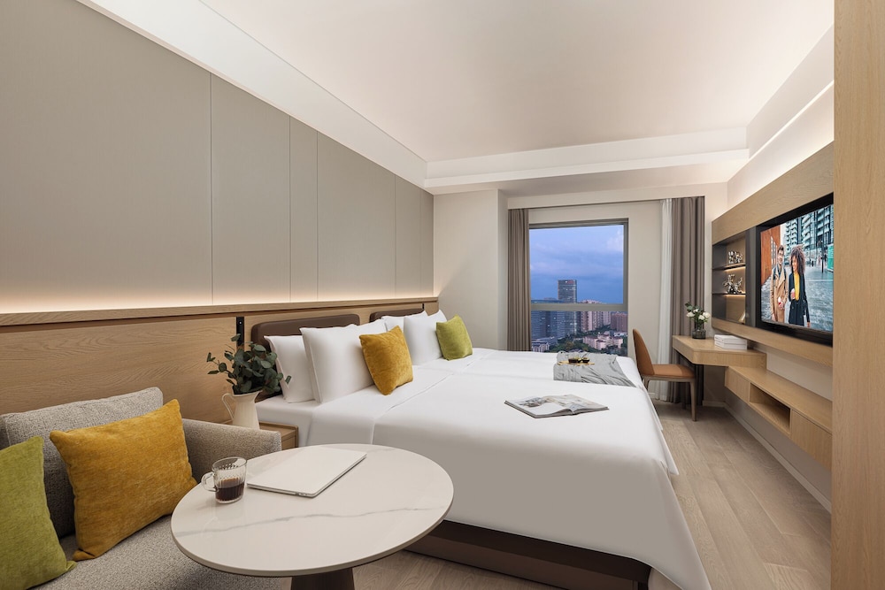 Deluxe Studio, Multiple Beds