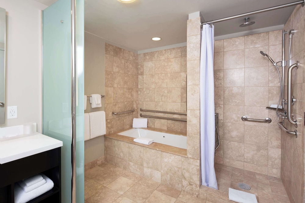 Room, 1 King Bed, Accessible, Bathtub (Mobility & Hearing) - Photo 4
