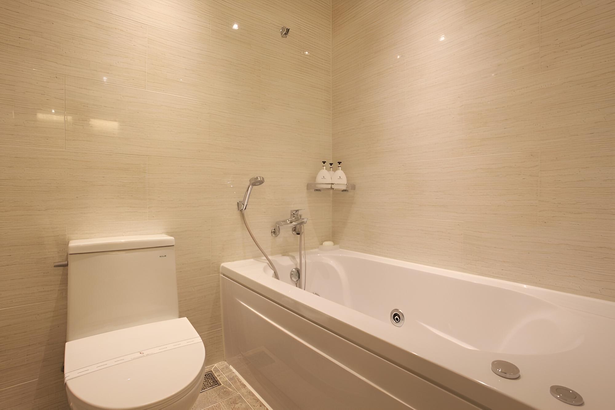 Room (Standard Room B) - Photo 7