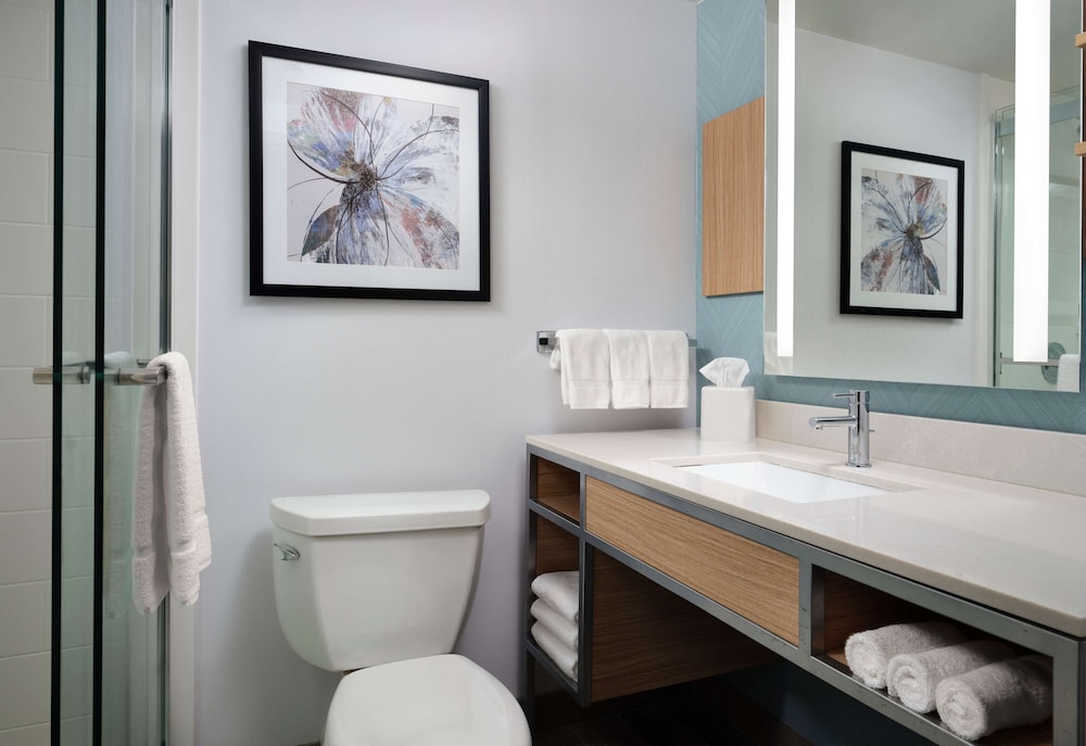 1 King Bed w/Sofabed and Walk-In Shower - Photo 5
