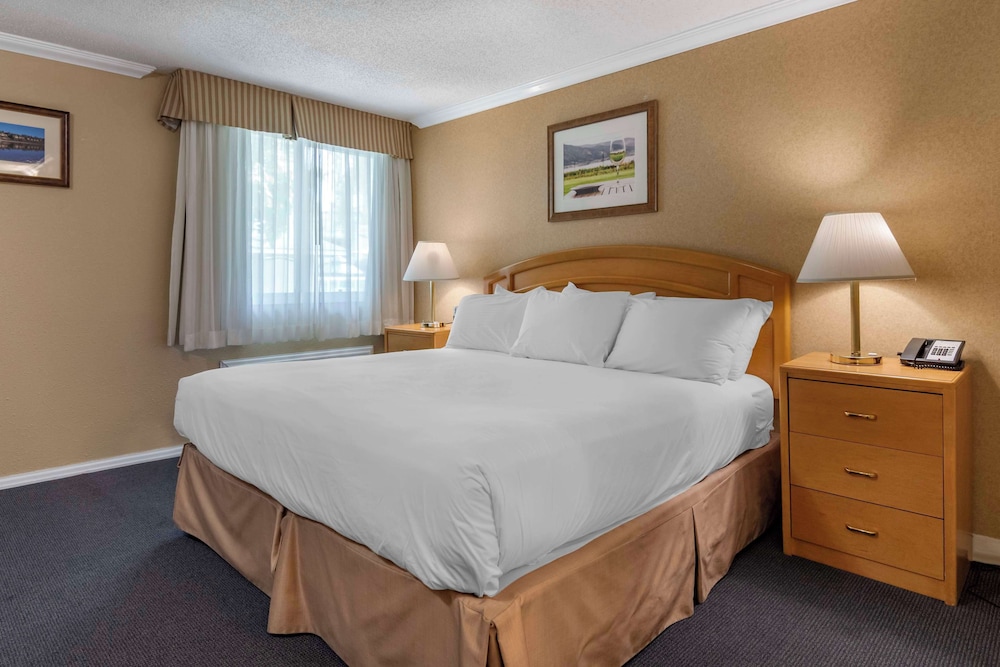 Standard Room, 2 Queen Beds, Non Smoking, Refrigerator & Microwave photo 1