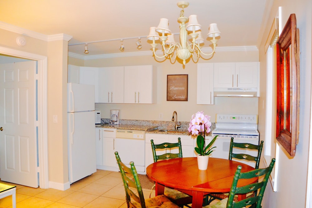 Standard Apartment, 1 Queen Bed with Sofa bed, Non Smoking, Private Bathroom