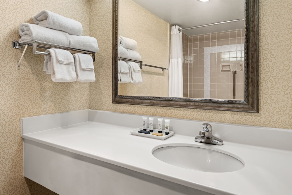 Standard Double Room, 2 Queen Beds - Photo 4
