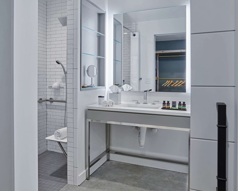 Deluxe Room, 1 King Bed, Accessible (Mobility & Hearing / Roll-in Shower) thumbnail 5