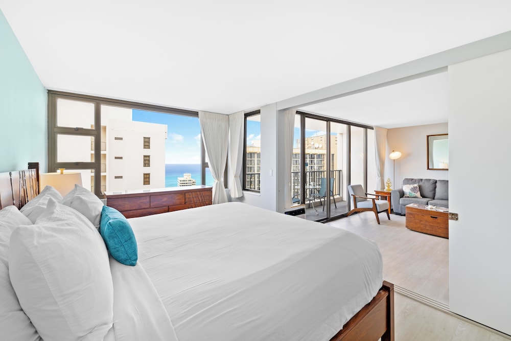 High Floor Ocean View Condo (King Bed and Parking): Condo, 1 Bedroom, Ocean View (0087) photo
