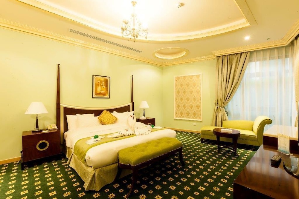 Executive Suite, 1 King Bed, Smoking, Beach View