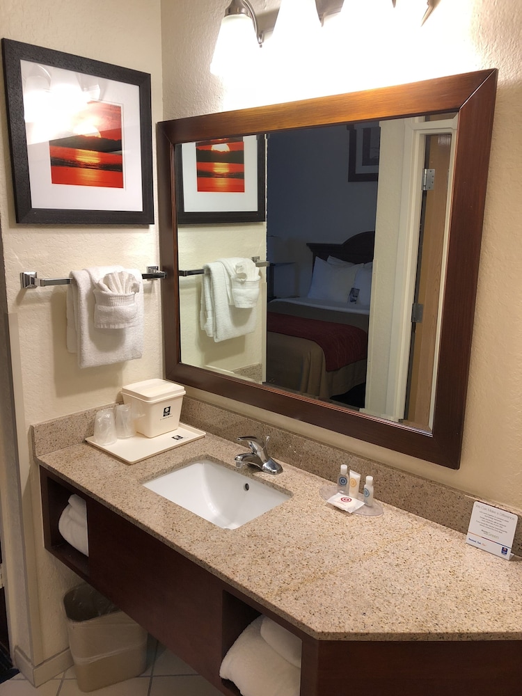 Accessible Room with 2 Queen Beds - Photo 10