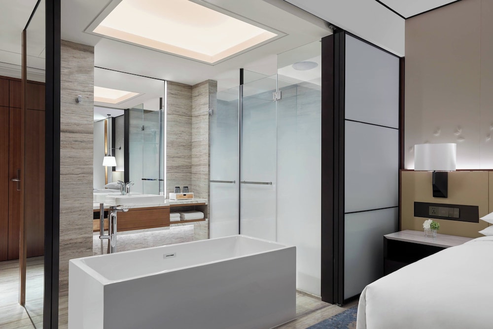 Executive Room, 1 King Bed - Photo 4