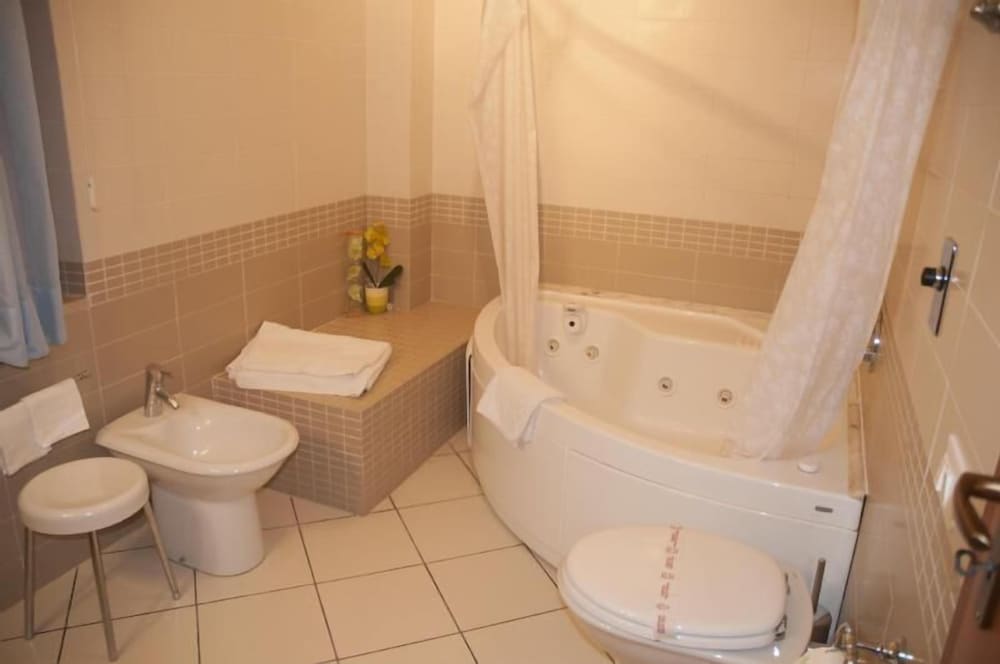 Basic Double or Twin Room - Photo 5