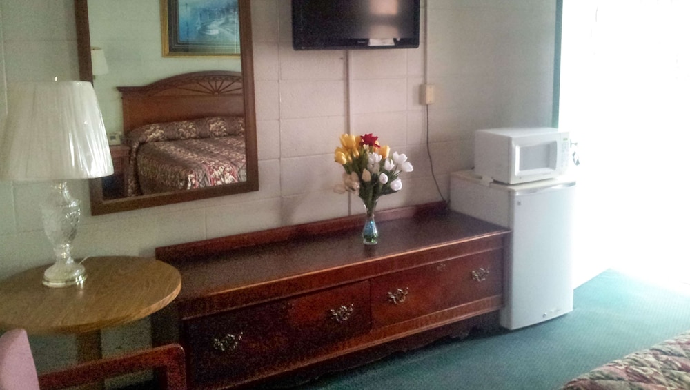 One king bed non smoking - Photo 2