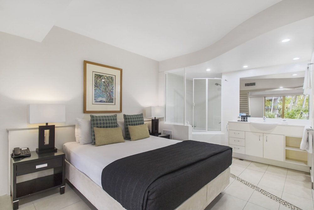 Two Bedroom Poolside Apartment - Photo 4