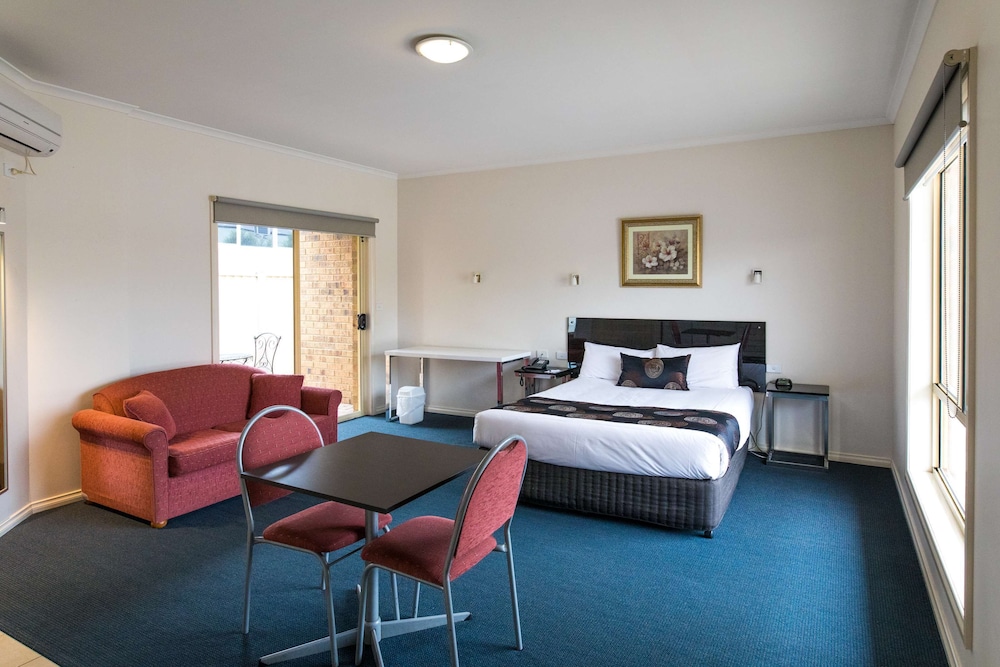 Executive Room, 1 Queen Bed, Non Smoking, Kitchenette (Larger Room) - Photo 3