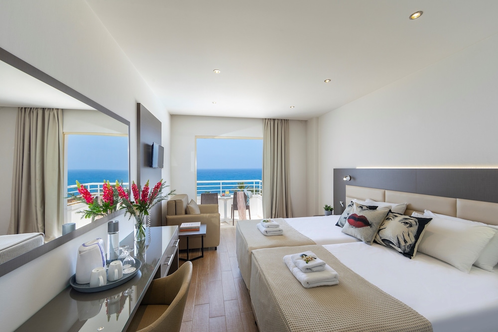 Double or Twin Room, 1 Double or 2 Twin Beds, Sea View - Photo 3