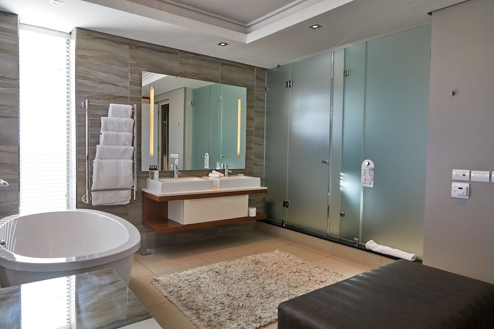 Three-Bedroom Exclusive Penthouse - Photo 29