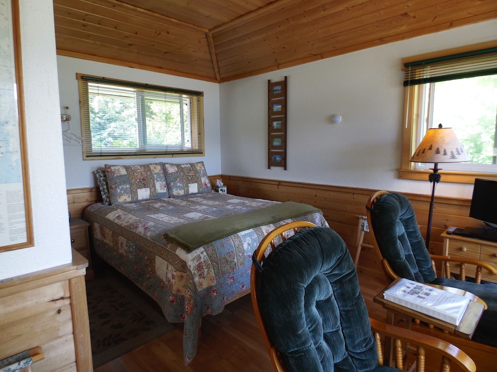 Deluxe Cabin, 1 Queen Bed, Kitchenette, Beach View (Wing Cabin) ALL GUESTS MUST REGISTER