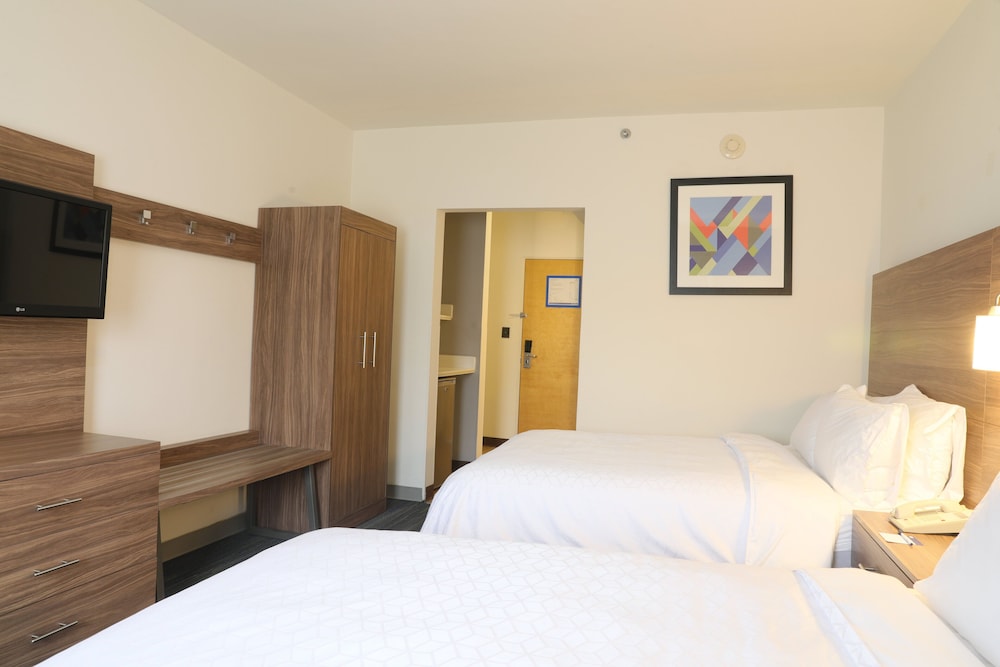 Standard Room, 2 Queen Beds, Ground Floor - Photo 5