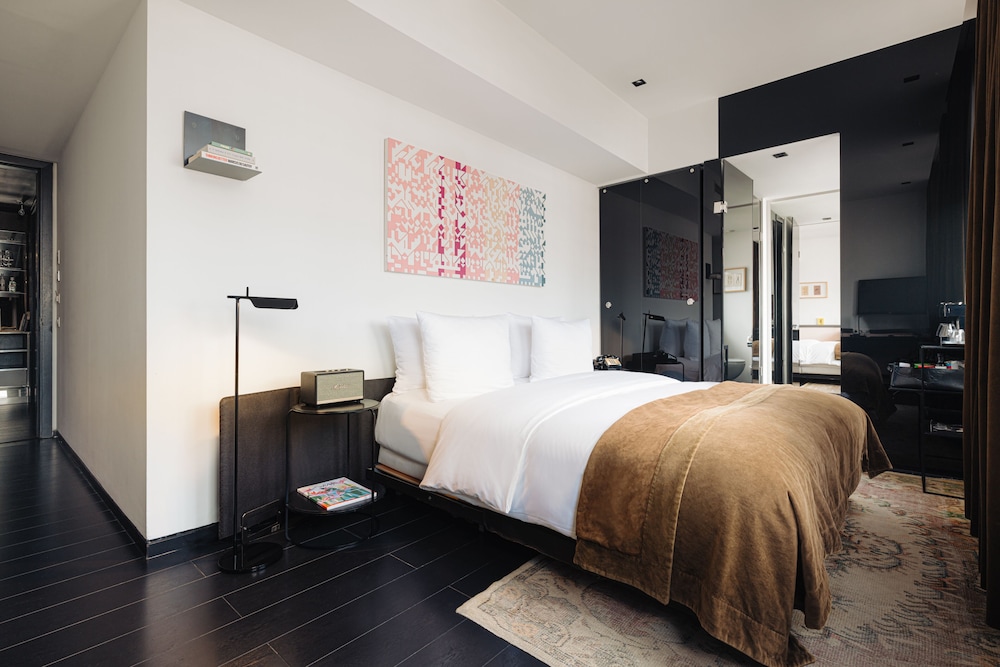 Room (Sir Residence)