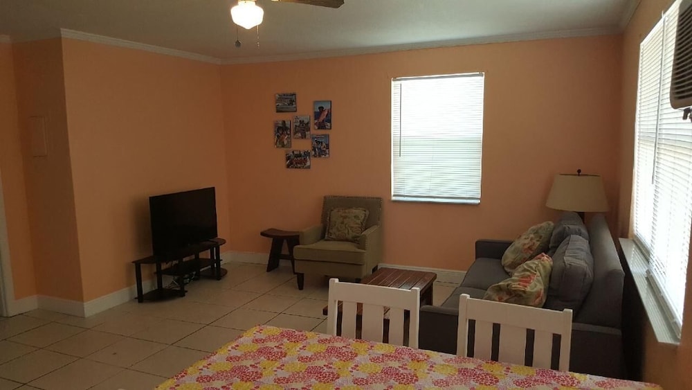 2 Bedroom Pink Cabin Half duplex # 10 photo 3