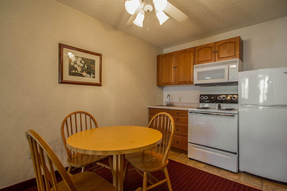 Suite, 1 King Bed, Non Smoking, Kitchen - Photo 3