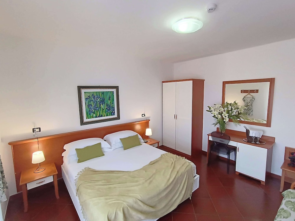 Comfort Room, 1 Queen Bed, Non Smoking, Balcony (Converts to 2 Twin Beds)