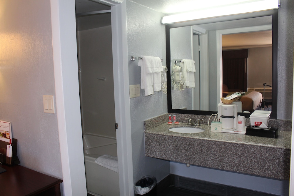 Standard Room, 2 Queen Beds, Non Smoking - Photo 7