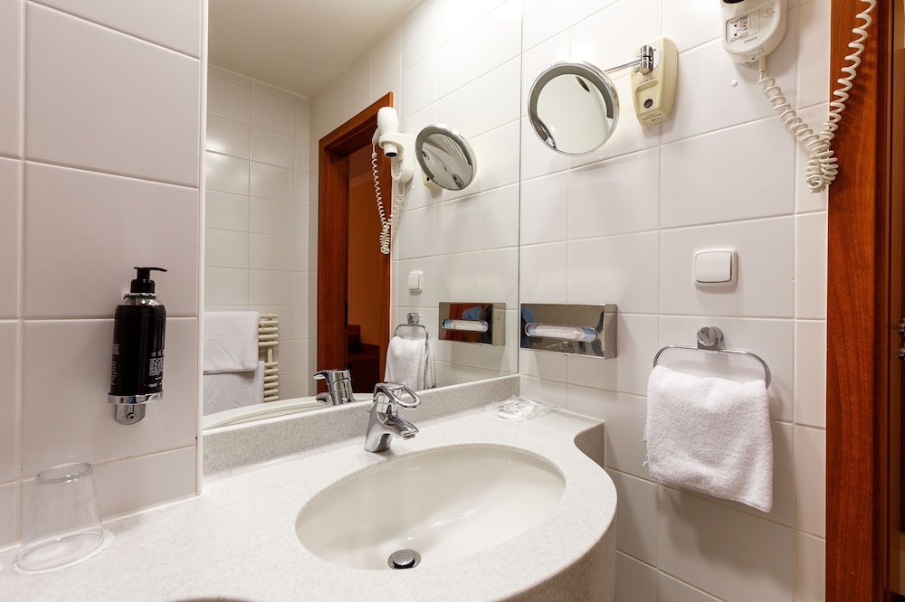 Double or Twin Room - Photo 8