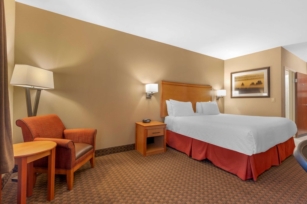 Suite, 1 King Bed, Non Smoking, Refrigerator & Microwave photo 2