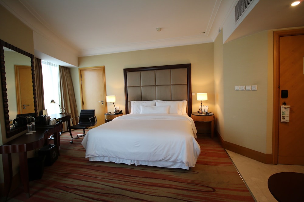 Room, 1 King Bed, City View, Corner - Photo 1