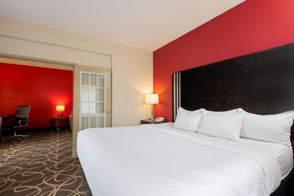 Deluxe Room, 1 Bedroom, Non Smoking (1 King Bed) photo 3