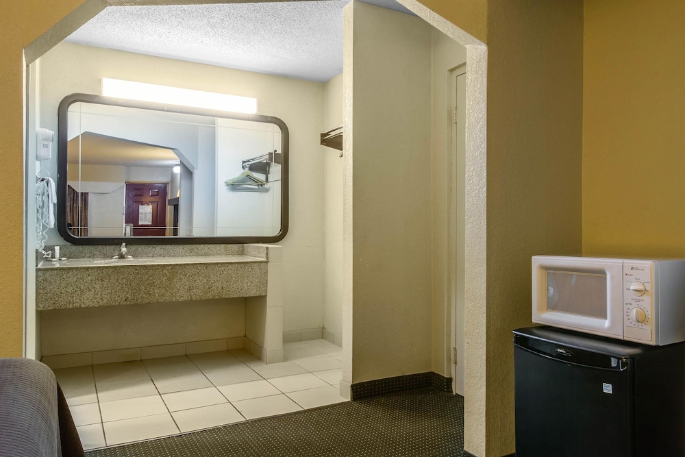 Standard Room, 1 King Bed, Non Smoking - Photo 3