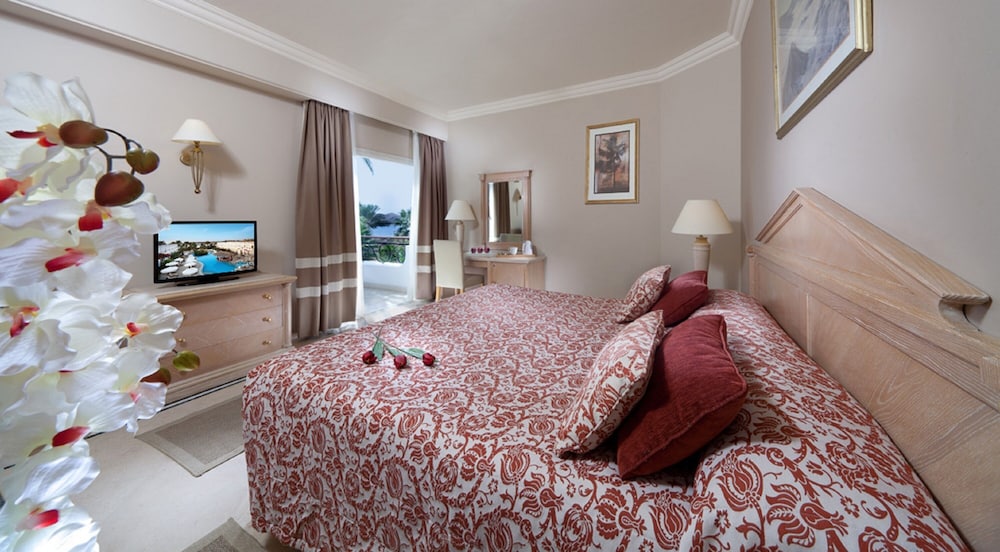 Junior Suite, 1 Queen Bed (Sea & Pool View)